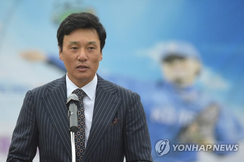 지난해 11월 3일 충남 공주시립박찬호야구장에서 열린 제17회 박찬호기 전국 초등학교 야구대회에서 이승엽이 축사하고 있다. <공주시 제공=연합뉴스>